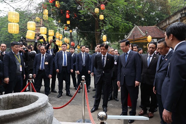 Presidents of Vietnam, Philippines tour Thang Long Imperial Citadel hinh anh 1