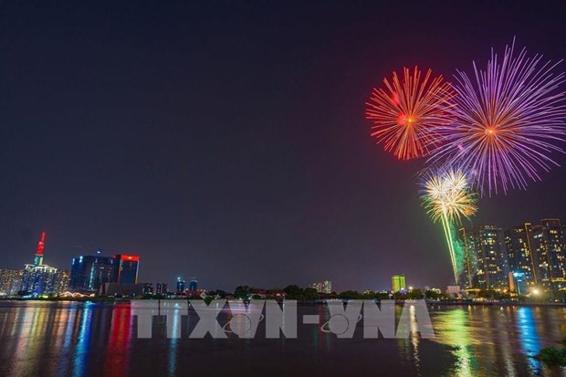 Fireworks displays at 11 places to shine on Ho Chi Minh City's sky on Tet Eve​ hinh anh 1