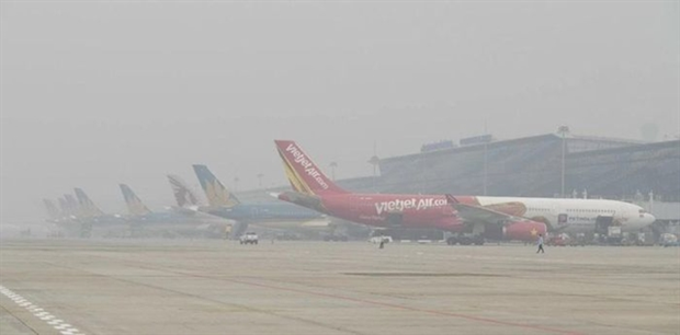 Thick fog forces flight delays in Noi Bai airport hinh anh 1