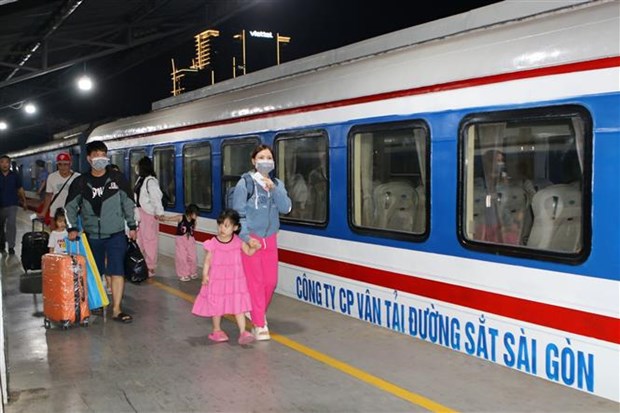 Free train rides offered for workers going home for Tet hinh anh 1