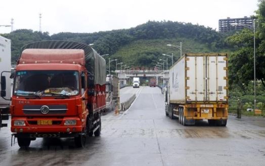 Lao Cai ensures smooth cross-border trade during Tet hinh anh 1
