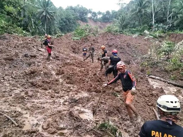 Philippines rescues 45 survivors in landslide hinh anh 1