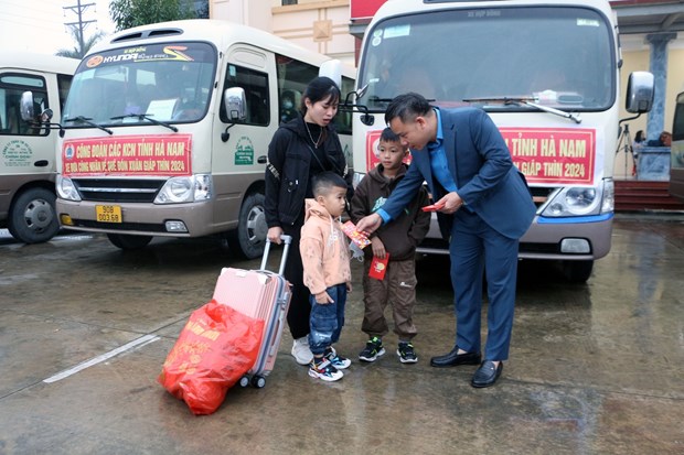 Free of charge coaches take workers home for Tet hinh anh 1