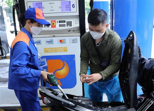 Petrol prices rise by over 700 VND per litre hinh anh 1