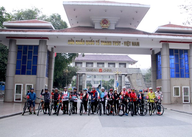 Bicycle tour connects Vietnamese, Chinese provinces hinh anh 1