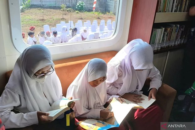 Indonesia to build 10,000 village libraries this year hinh anh 1