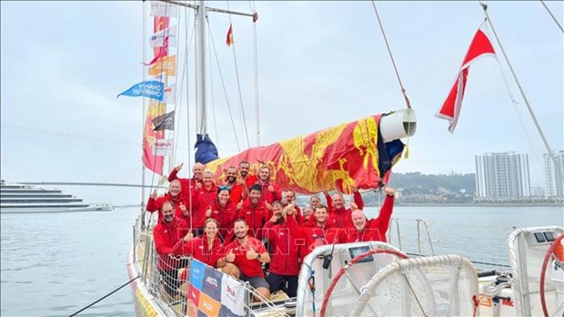 First teams in Clipper Round World Yacht Race dock at Ha Long port hinh anh 1