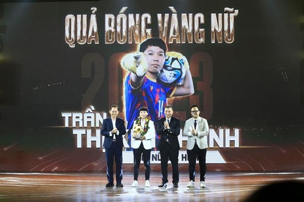 Young star midfielder, goalkeeper win Vietnam Golden Ball 2023 hinh anh 2