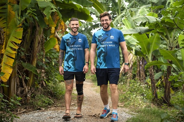 Two expats complete 2,000-km walk to raise funds for Vietnamese underprivileged children hinh anh 1