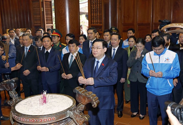 Top legislator commemorates President Ho Chi Minh, war martyrs in Nghe An hinh anh 1