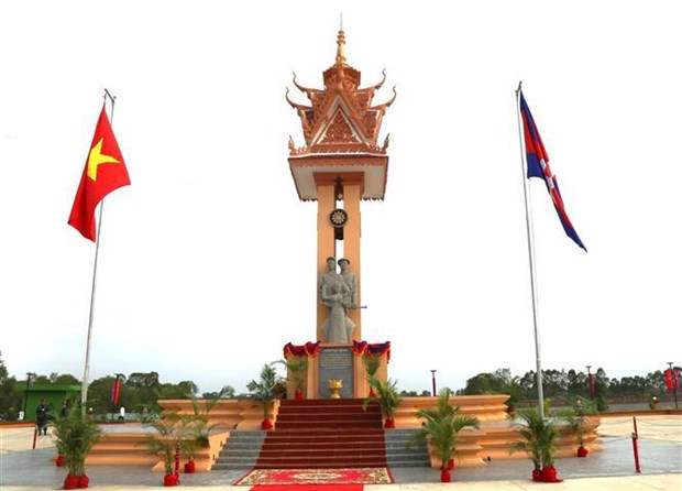 Vietnam - Cambodia Friendship Monument inaugurated in Svay Rieng hinh anh 1