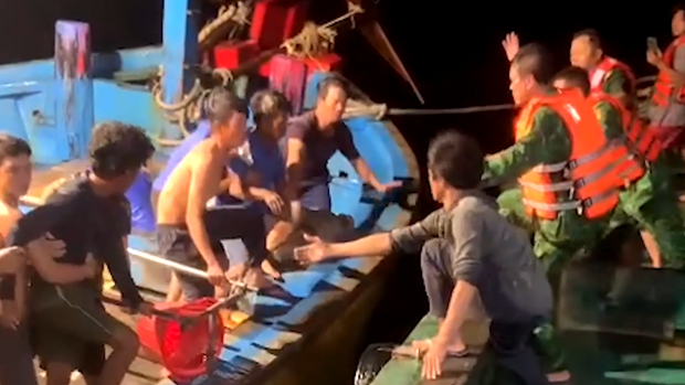 Ba Ria - Vung Tau authorities hand over 11 saved foreign sailors to consulates general hinh anh 1