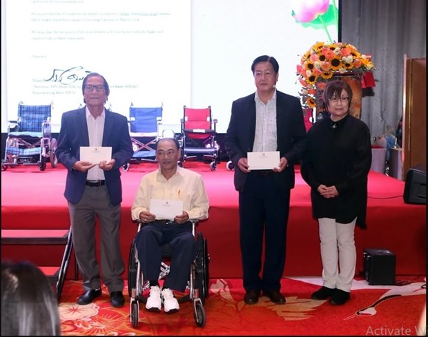 Japanese charity fund presents wheelchairs to Da Nang disabled hinh anh 2