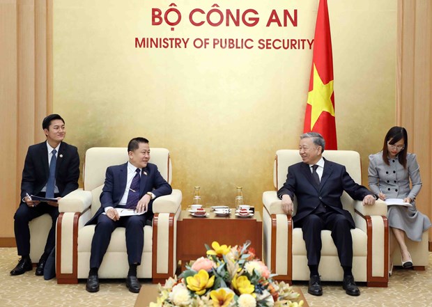Vietnamese, Lao public security ministries bolster cooperation hinh anh 1