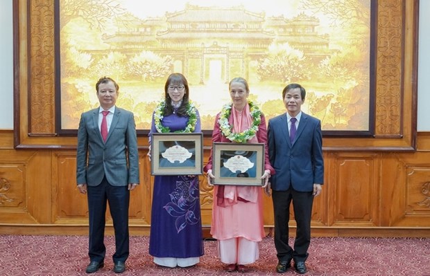 Two foreigners awarded honorary citizenship title of Thua Thien – Hue hinh anh 1
