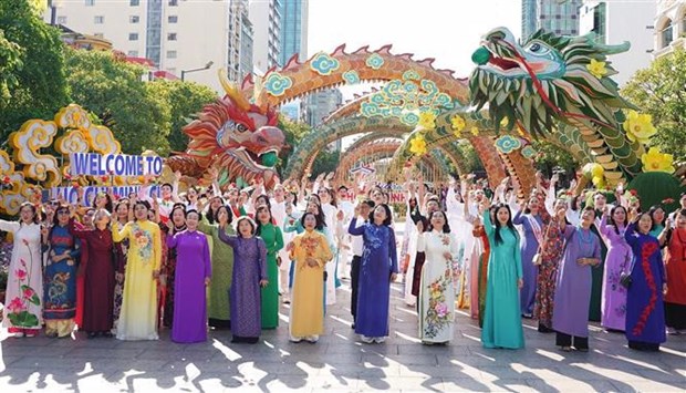 Over 5,000 people join ‘Ao dai’ parade in HCM City hinh anh 1