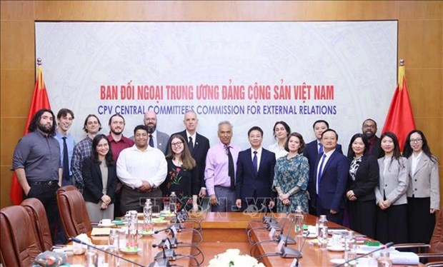 US Communist Party delegation visits Vietnam hinh anh 1