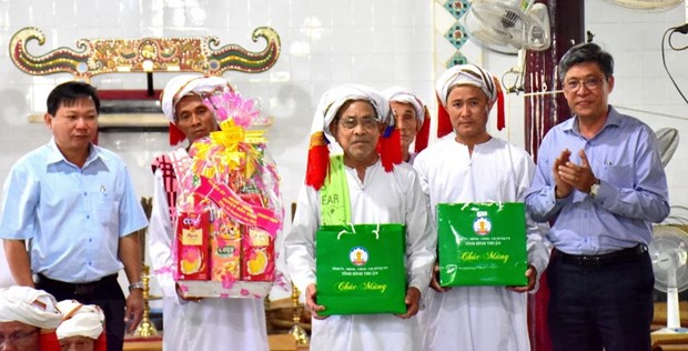 Binh Thuan's leaders extend greetings to Cham Bani people on Ramuwan Festival hinh anh 1