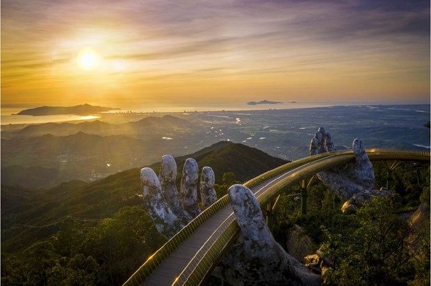 UK journalist dazzled by beauty of Ba Na Hills in Da Nang hinh anh 3