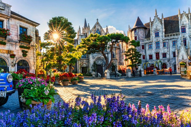 UK journalist dazzled by beauty of Ba Na Hills in Da Nang hinh anh 1