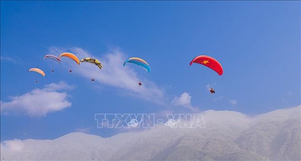 Kon Tum open paragliding tournament attracts crowds of competitors hinh anh 1