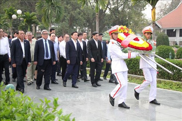 Deputy PM Tran Hong Ha offers incense at historical sites in Dien Bien hinh anh 1