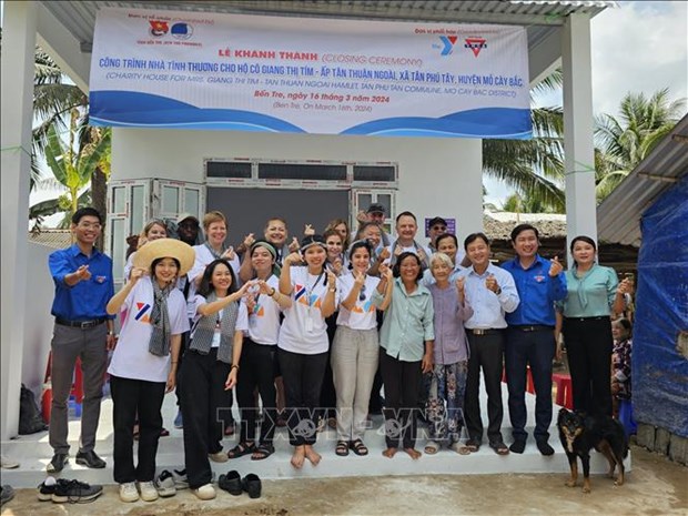 US volunteers carry out social security activities in Ben Tre hinh anh 1
