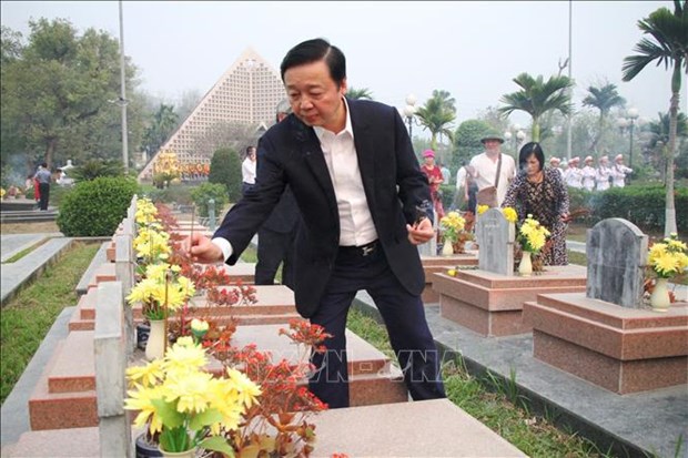 Deputy PM Tran Hong Ha offers incense at historical sites in Dien Bien hinh anh 2