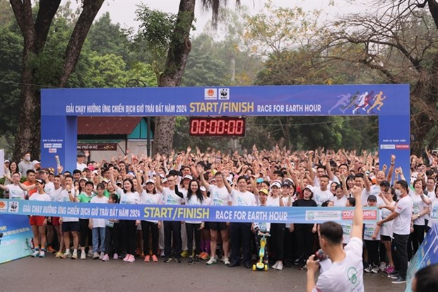 People run to respond to Earth Hour 2024 Campaign hinh anh 1