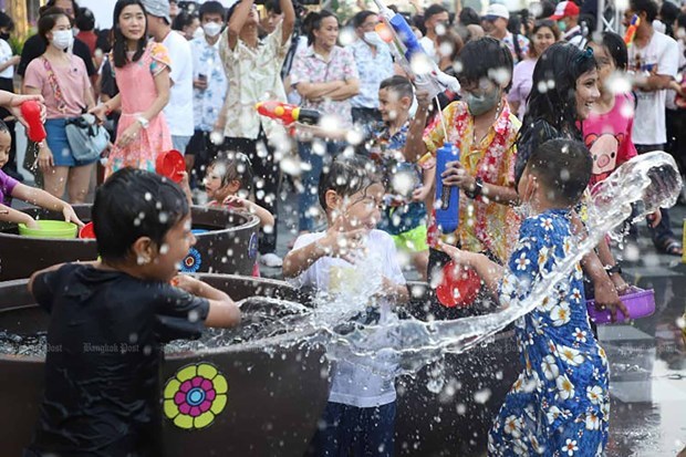 Thailand considers simplifying procedures for migrant workers to celebrate Songkran festival hinh anh 1