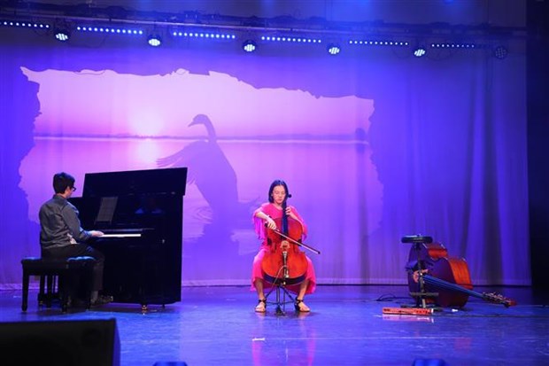 Vietnamese students introduce arts, culture in UK​ hinh anh 1