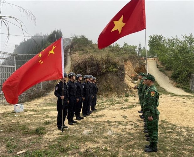 Vietnamese, Chinese border guards hold joint patrol hinh anh 1
