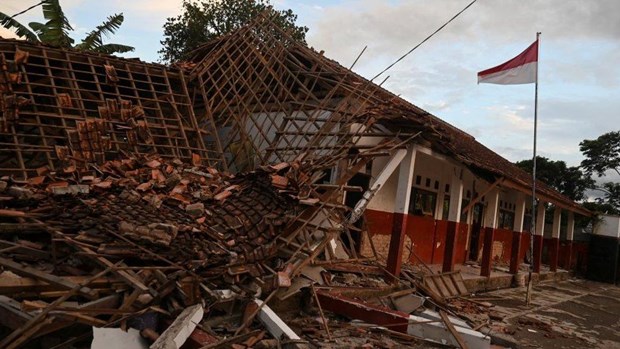 Earthquake of magnitude 6.5 strikes off coast of Indonesia's Java island hinh anh 1