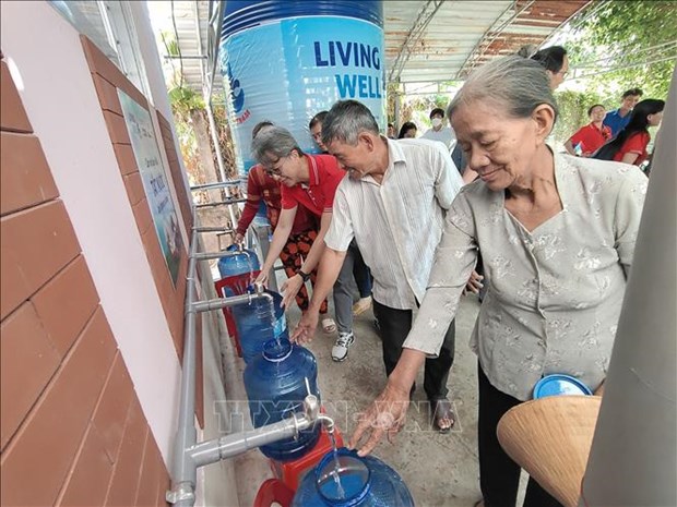 Water filtration system given to people affected by saltwater intrusion hinh anh 1