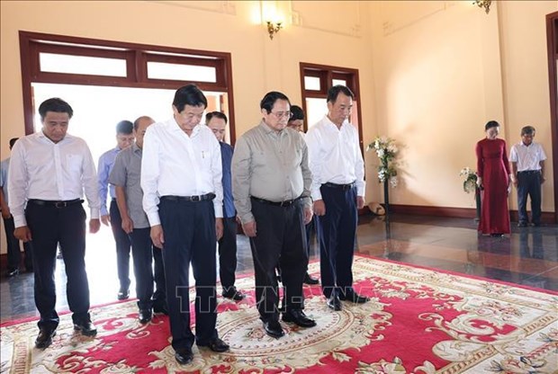 PM pays tribute to late leaders ahead of national anniversaries hinh anh 2