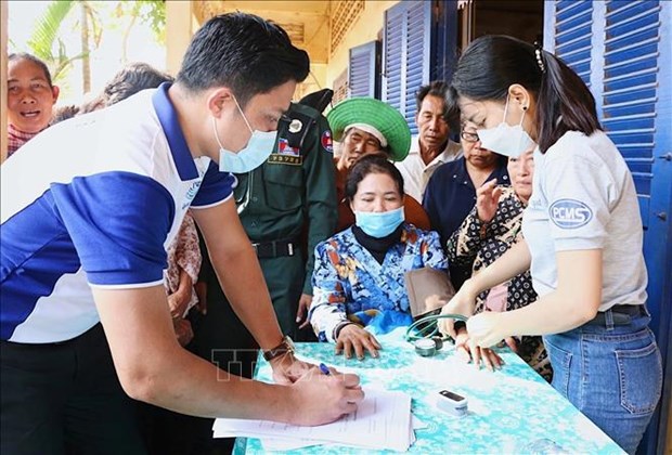Vietnam offers free health check-ups to residents in Cambodian province hinh anh 1