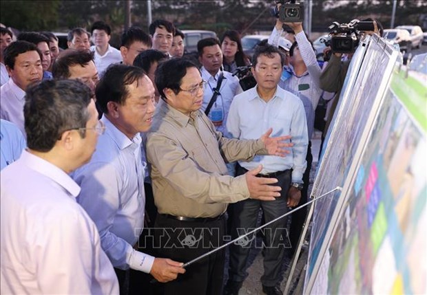 PM inspects key infrastructure works in Tien Giang hinh anh 1