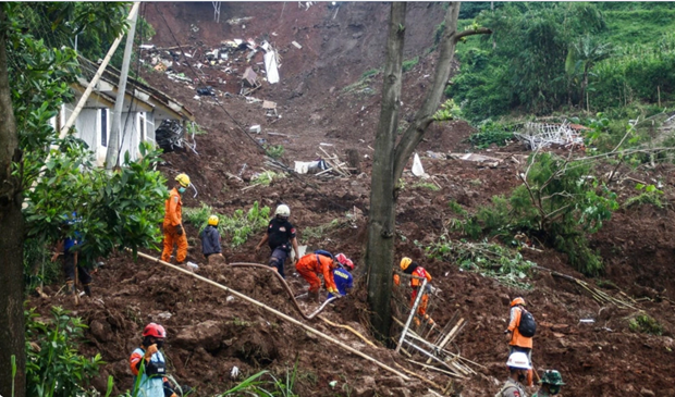 Landslide in Indonesia's West Java leaves one dead, nine missing hinh anh 1