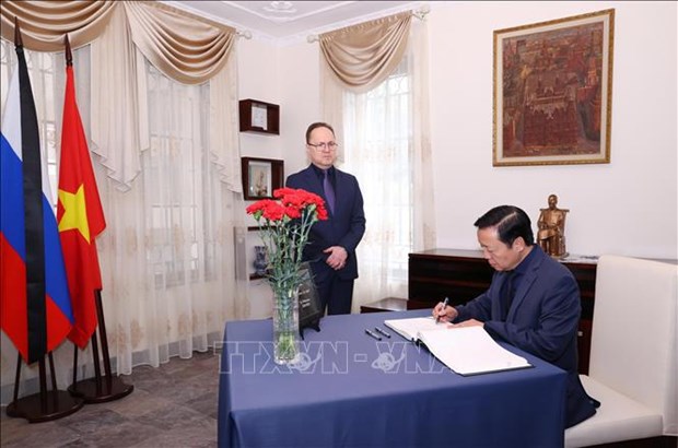 Deputy PM signs condolence book after Moscow terrorist attack hinh anh 1