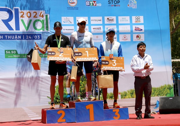 Nearly 500 athletes join triathlon competition in Binh Thuan hinh anh 1