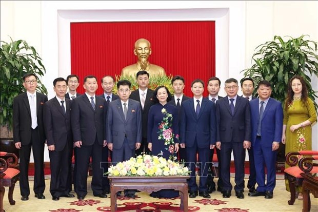 Senior Party official receives DPRK guest hinh anh 1
