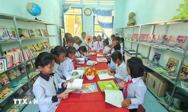VNA presents nearly 1,000 books to Tuyen Quang students hinh anh 1