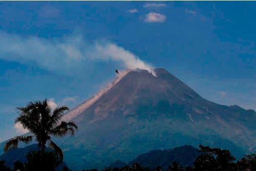 Indonesia’s Ibu volcano erupts hinh anh 1