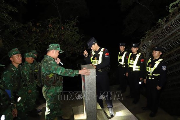 Vietnamese, Chinese border forces conduct first night joint patrol hinh anh 1