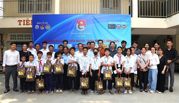Vietnamese youths extend helping hand to impoverished students in Cambodia hinh anh 1