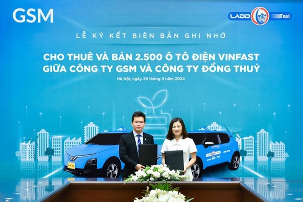 Lado Taxi signs MoU to buy, lease 2,500 VinFast electric cars hinh anh 1