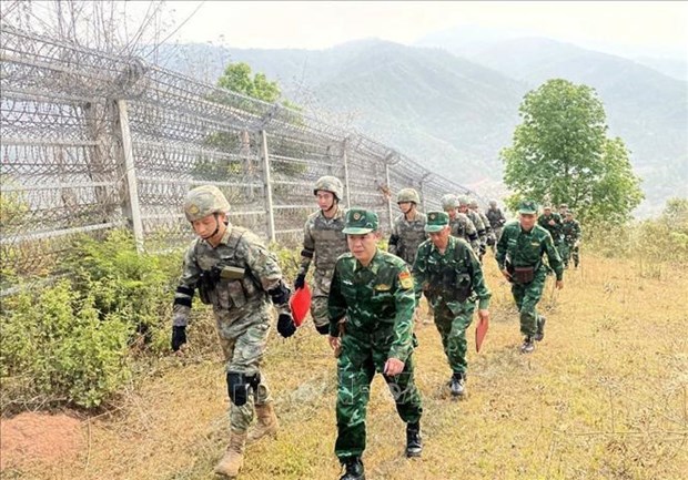Border guards of Vietnam, China hold joint patrol hinh anh 1