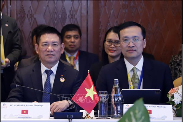 Vietnam joins ASEAN meetings with financial, monetary partners hinh anh 1