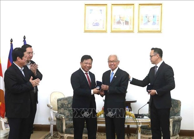 Delegations extend greetings to Cambodia on Chol Chnam Thmey hinh anh 1