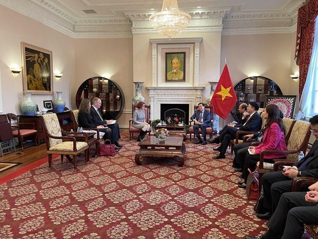 Deputy PM meets US officials, businesspeople hinh anh 1